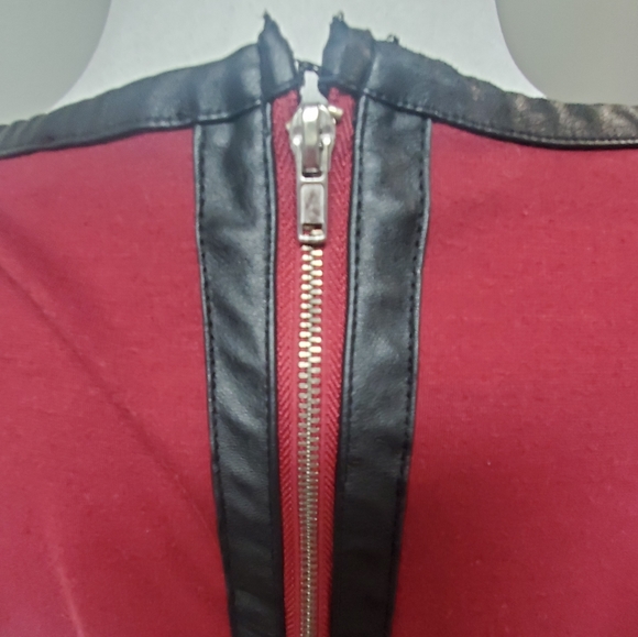 💥3 for $15💥Ricki's Burgundy shift dress with front pocket detail - Picture 5 of 9